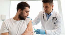 liječnik injekcija cijepljenje